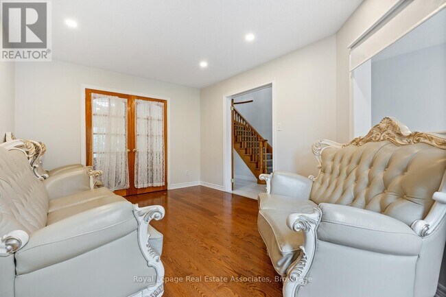 Building Photo - 6796 Dillingwood Dr