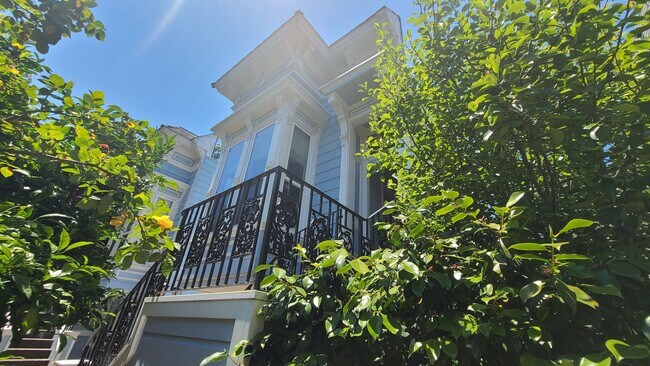 Foto del edificio - Updated top of the line Edwardian House in...