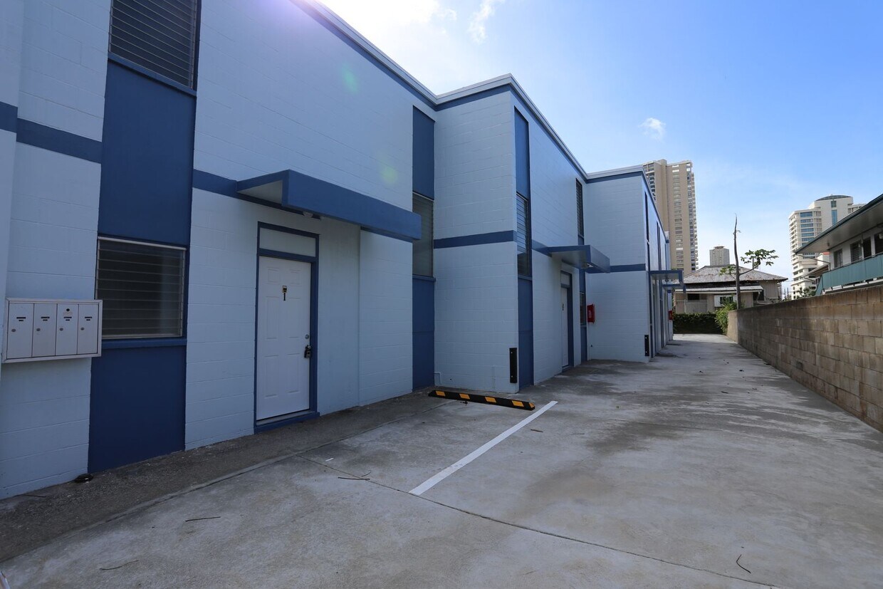 Foto principal - Moiliili - Date St - 3 Bdrm/1.5 Bath/1 Com...