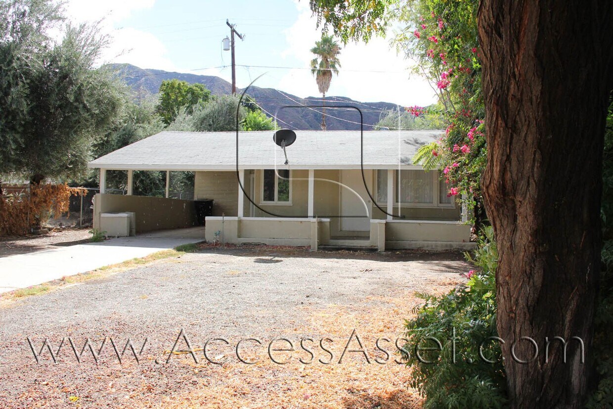 Foto principal - Cozy 2 Bed/1 Bath Home With Large Yard!
