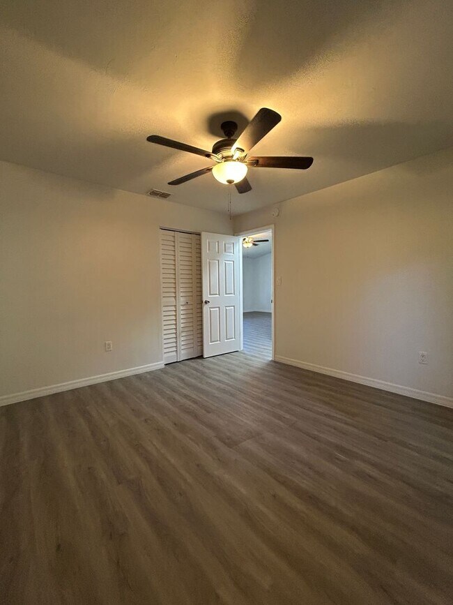 Foto del edificio - 2nd Floor 2 bed 1 Bath Condo-Move-In Special — Apply Now & Get Your Application Fee Credited at M...