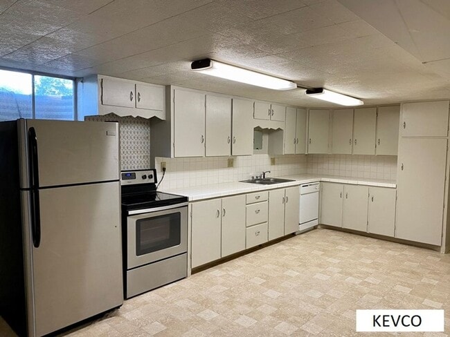 Building Photo - 1017 Castlerock Dr