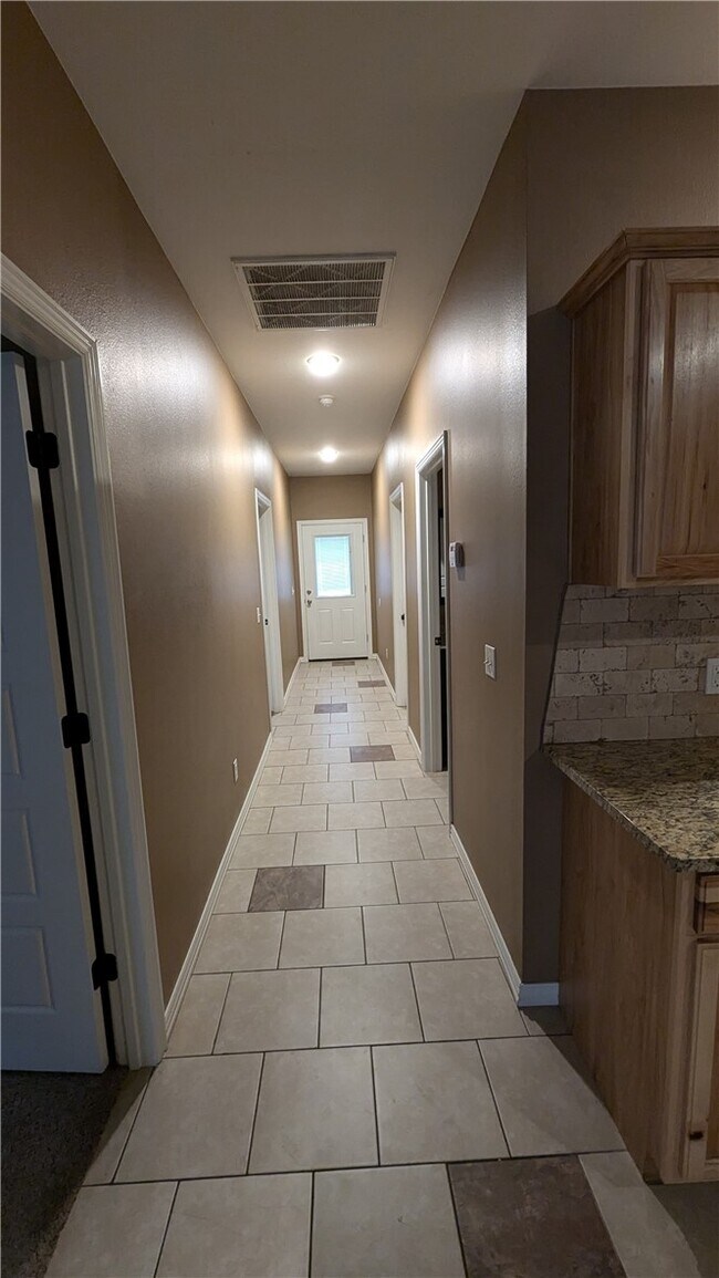 Foto del edificio - 1202 Christian Ave