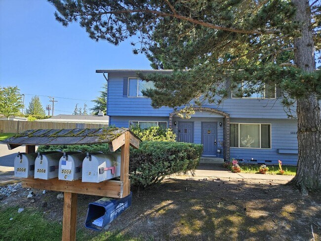 Foto del edificio - Remodeled 2/1.5 Townhome in a Quiet Fourplex