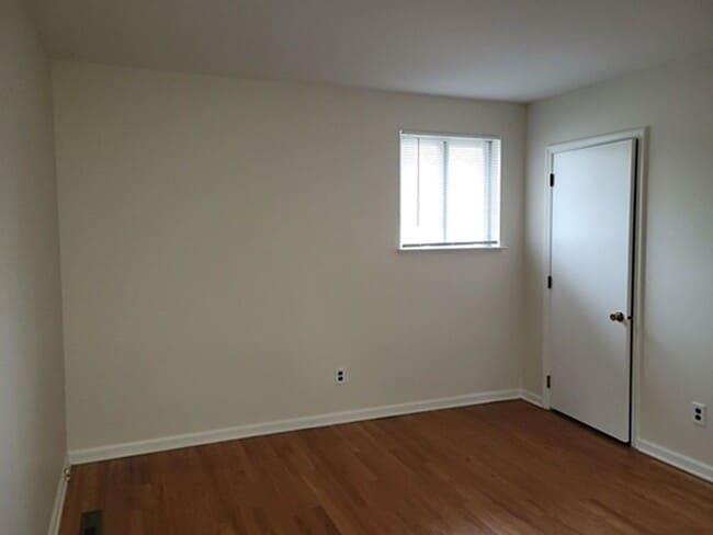 Building Photo - 930 Rahway Dr