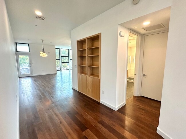 Building Photo - Stunning One bedroom/One bath Condo Locate...