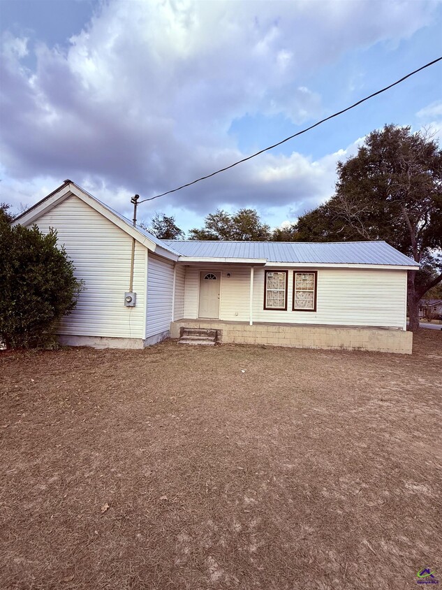 Primary Photo - 1100 Creekwood Dr