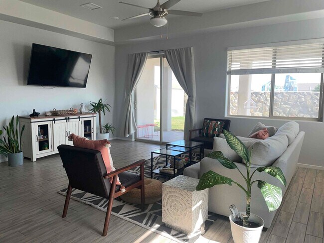 Building Photo - 4702 Lotus Ave