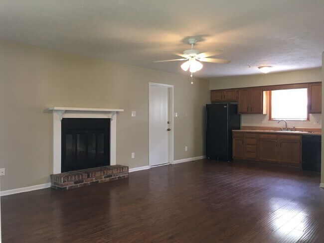 Building Photo - Beautiful 3 Bedroom 2 Bathroom Renovated H...