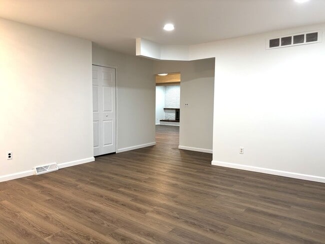Building Photo - 3559 Janet Dr