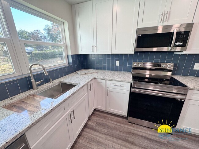 Foto del edificio - NEWLY Renovated 3 Bedroom 3 Bathroom home ...