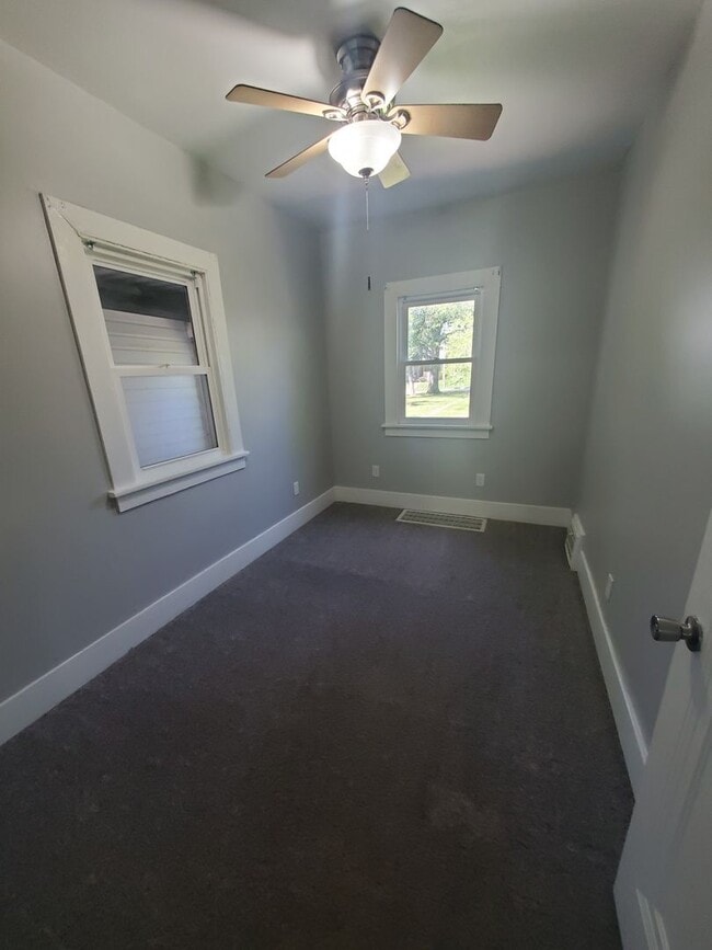Building Photo - 2 Bedroom 1 Bath in Bettendorf with Attach...