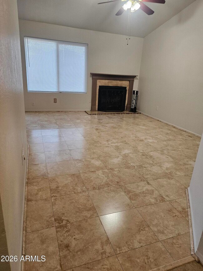 Foto del edificio - 587 E Charles Dr