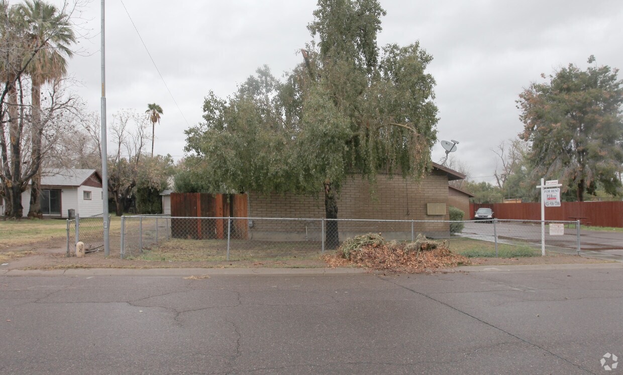 Building Photo - 2140 W Vista Ave