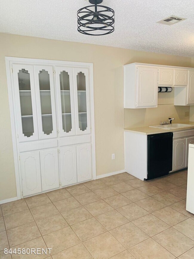 Foto del edificio - 3 br, 1.5 bath House - 6505 NW Oak Ave