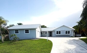Building Photo - 3083 SE Quanset Cir