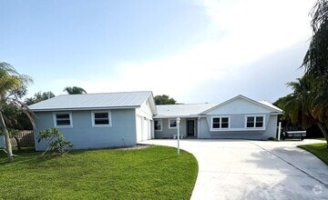 Building Photo - 3083 SE Quanset Cir