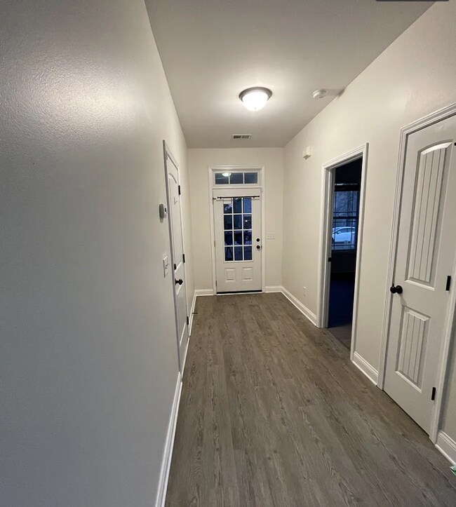Foto del edificio - Charming Like-New 3BR Home with Fenced Yard & Easy Commute Near Fort Jackson