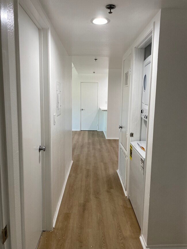 Building Photo - 421 E Tamarack Ave