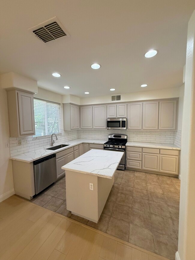 Foto del edificio - 5424 Knotty Pine Way