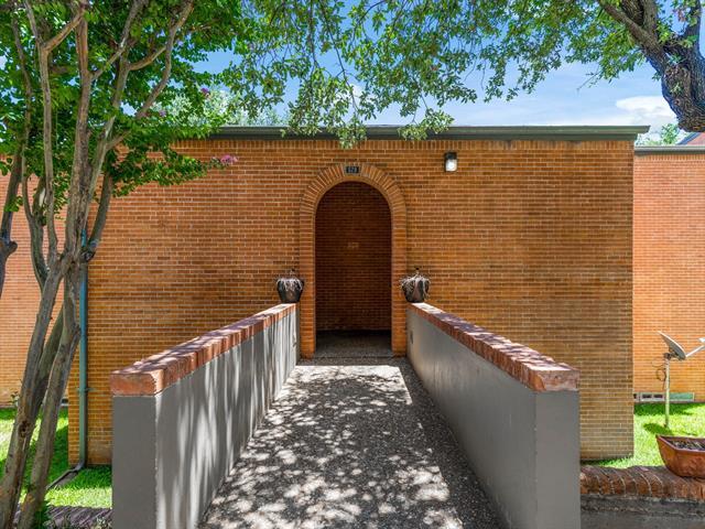 Primary Photo - 528 E Avenue J