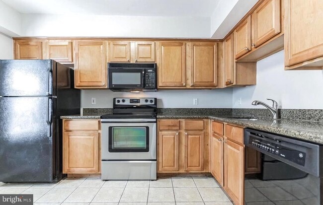 Building Photo - 3179 Summit Square Dr