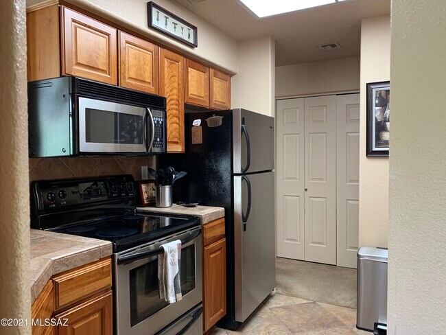 Building Photo - 6655 N Canyon Crest Dr
