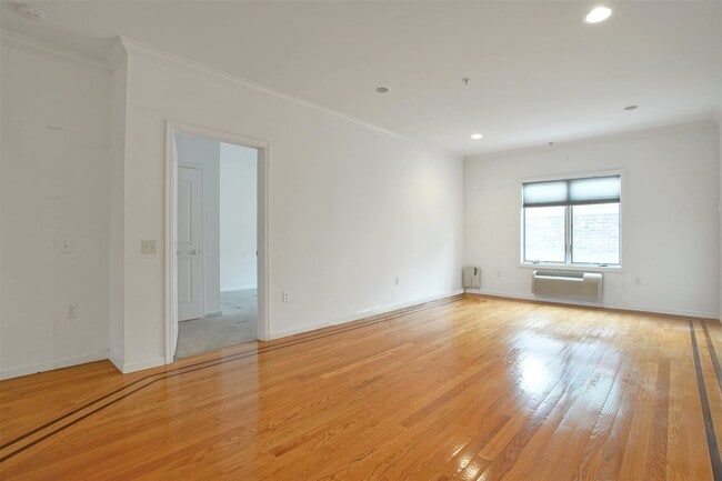Building Photo - 528 52nd St