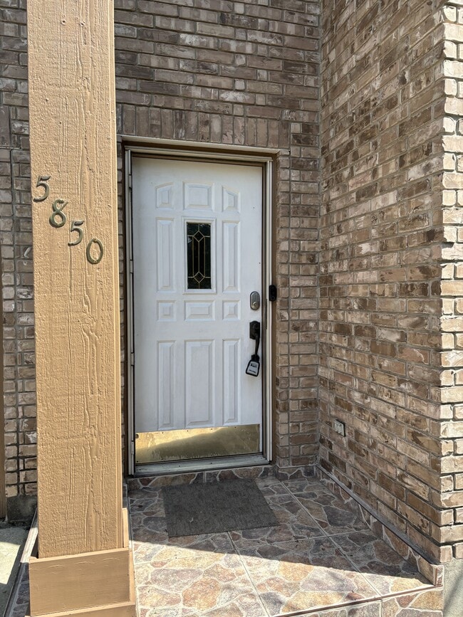 Building Photo - 5850 Spring Pebble