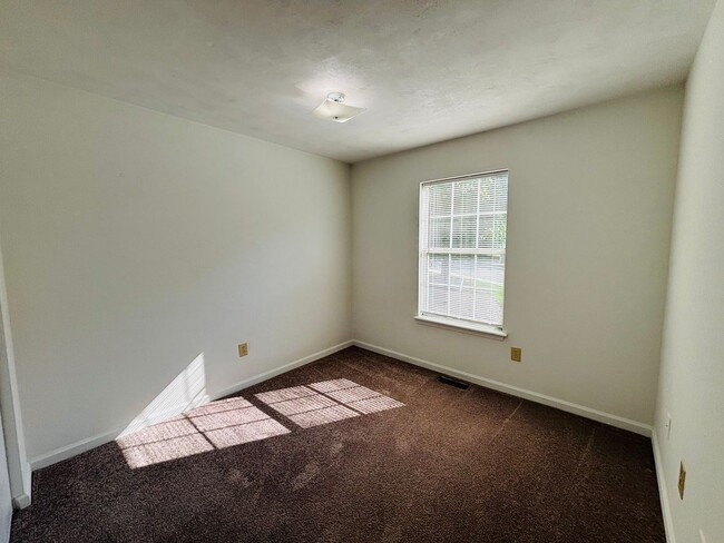 Building Photo - 4 Bedroom 2.5 half Bath Townhouse