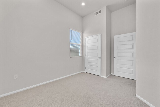 Building Photo - Stunning 3 Bedroom 3.5 Bath Three-Story Fl...