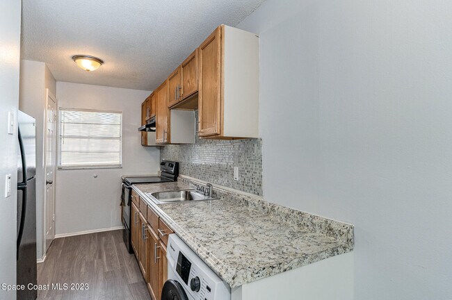 Building Photo - 1734 Avocado Ave