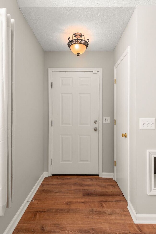 Foto del edificio - Highly sought after Chesney Glen division....
