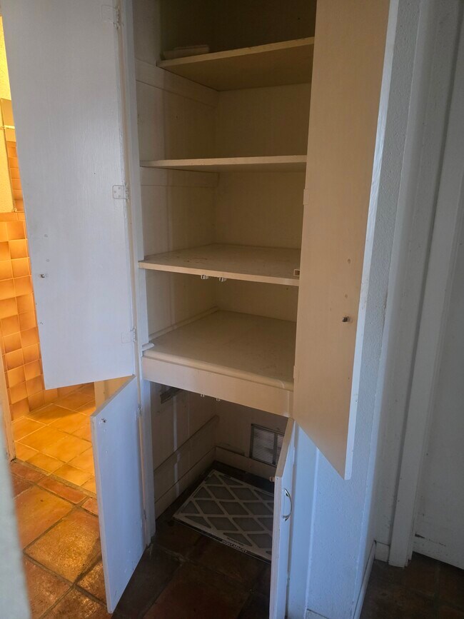 Building Photo - 271 Chesswood Dr