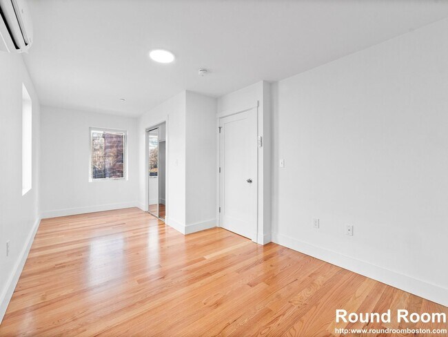 Building Photo - Renovated 3 bed 2.5 bath in Cambridge