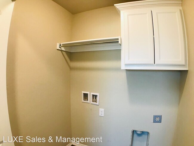 Foto del edificio - 3 br, 2 bath House - 595 Washington Ave