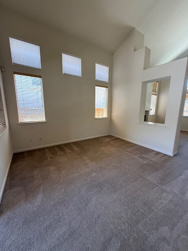 Foto del edificio - Beautiful 3 Bedroom, 2.5 Bathroom Home in Prime Pleasanton