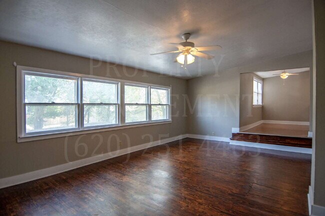 Foto del edificio - 4-Bedroom 2-Bathroom + Bonus Room