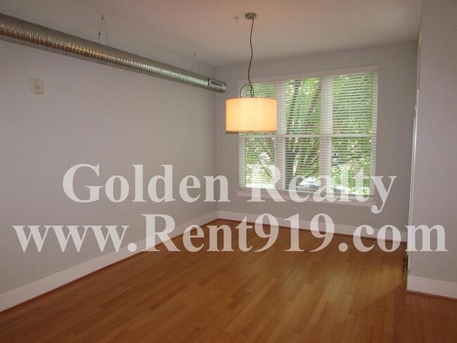 Building Photo - Move-in ready condo located right in RTP!