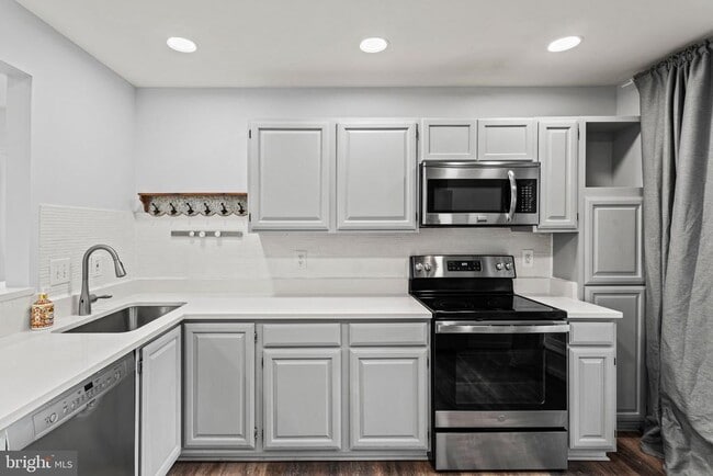 Building Photo - 6608 Beach Dr