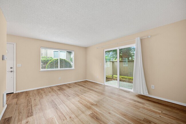 Foto del edificio - North Tacoma Condo Living | 2 Bed, 1.5 Bath End-Unit | Great Amenities!
