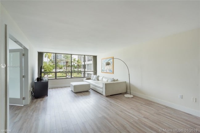 Building Photo - 10250 Collins Ave