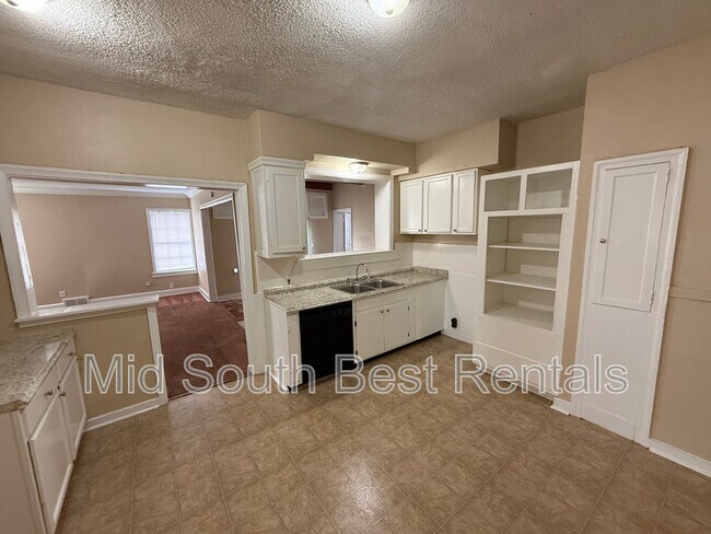 Building Photo - 844 East Dr