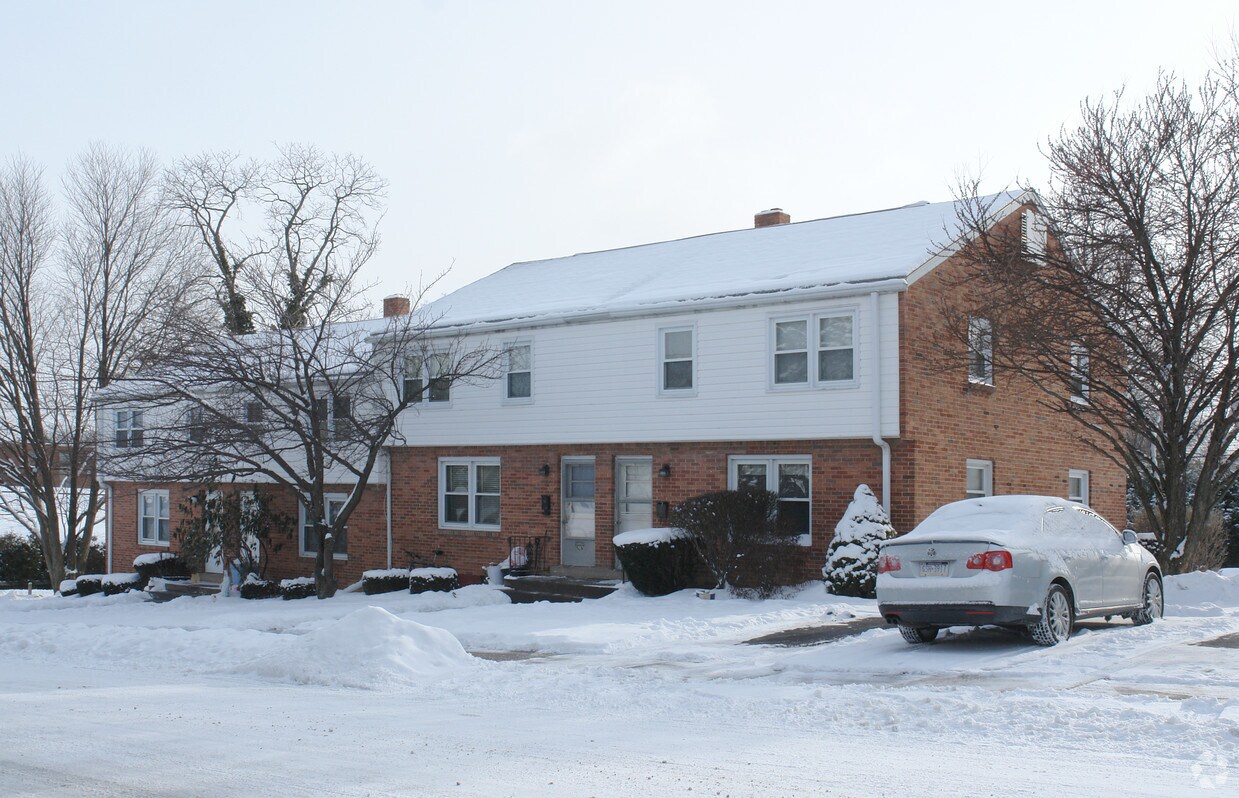 Building Photo - 120-128 W Crestmont Ave