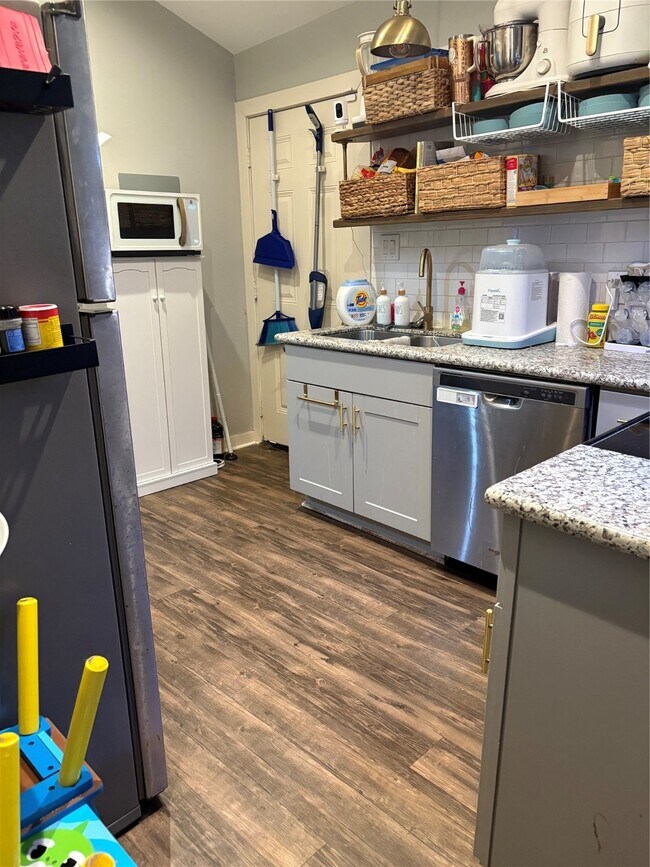 Building Photo - 4630 Woodside St