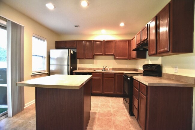 Building Photo - 3 bedroom 2.5 bath townhome