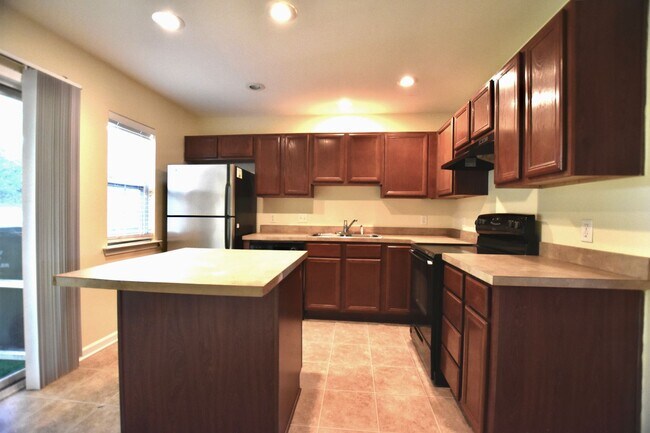 Foto del edificio - 3 bedroom 2.5 bath townhome