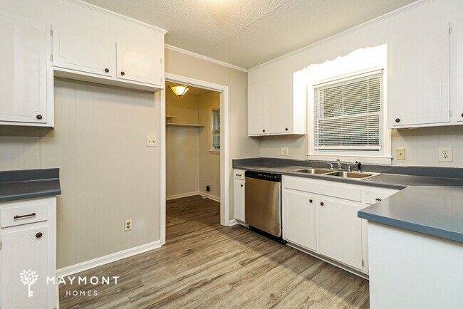 Building Photo - Adorable 3-Bedroom Ranch
