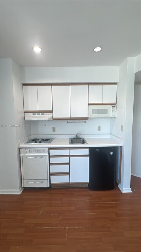 Building Photo - 5705 SW 72nd Ave