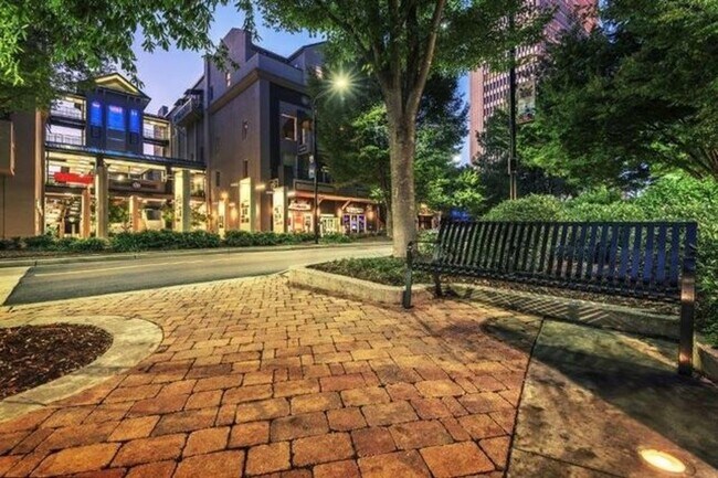 Building Photo - Incredible Main Street apartment!